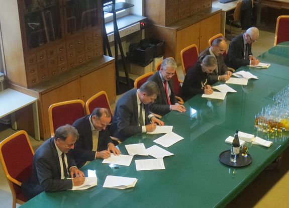 Unterzeichnung des Übereinkommens über die neue Forschungsplattform