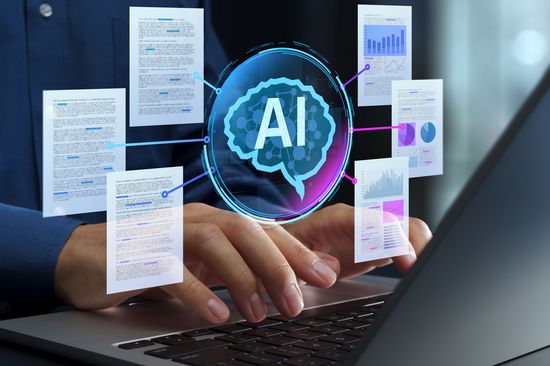 KI-gestützte Dokumentenanalyse und -verwaltung. Intelligente Strukturanalyse und Informationsextraktion. Automatisierte Dokumentenverarbeitung und Wissensmanagement. Geschäftsmann am Laptop.
