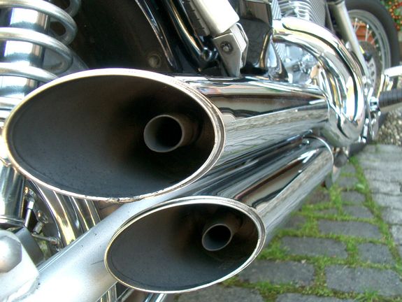 Auspuff (Copyright: R.-B., pixelio.de)