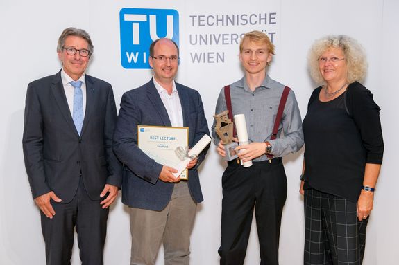 Best Teaching Awards 2018: Best Lecture Bauphysik VO Thomas Bednar und Sebastian Zilles halten die Urkunde und den Best Teaching Award. Links von den beiden steht Vizerektor Kurt Matyas, rechts Rektorin Sabine Seidler.