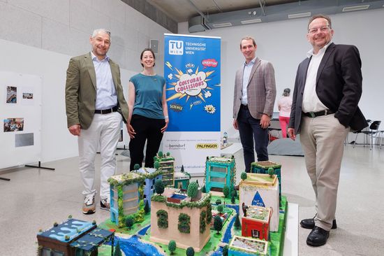 Gruppenfoto vor Cultural Collisions Rollup Philipp Smole und Bettina Schweighofer (PALFINGER)TUW, Andreas Ambros-Lechner (berndorf Privatstiftung) und Thomas Dillinger (TU Wien) (von links)