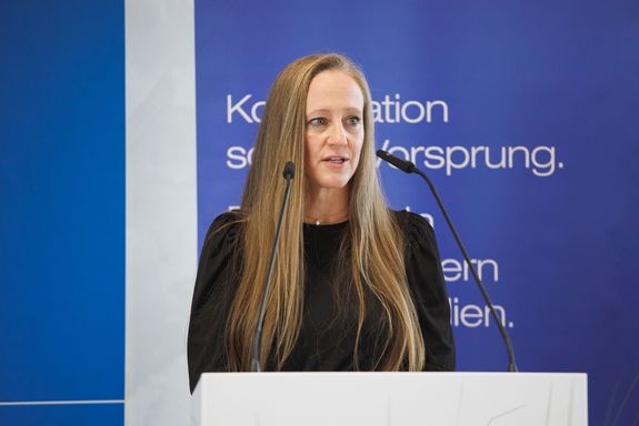 [Translate to English:] Sandra Hochleitner während ihrer Festrede 