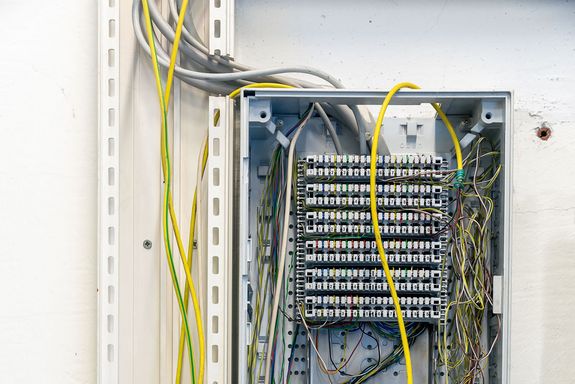 Elektrokasten, Kabel hängen hinaus