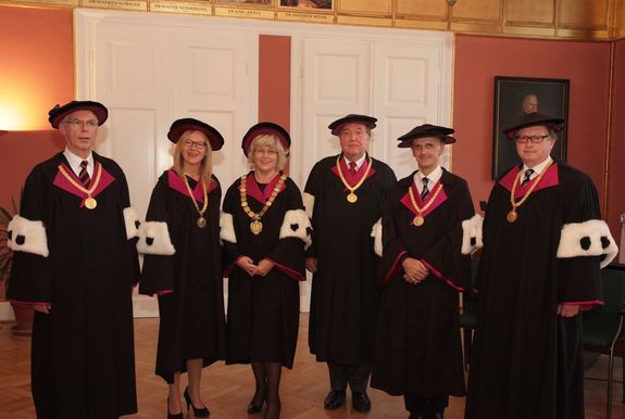 Das Rektorat: v.l.n.r.: Adalbert Prechtl (Lehre), Anna Steiger (Personal und Gender), Sabine Seidler (Rektorin), Peter Skalicky (Altrektor), Johannes Fröhlich (Forschung), Paul Jankowitsch (Finanzen)