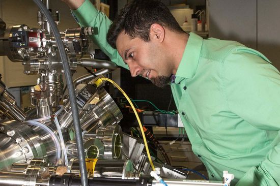 Mann vor Vakuumkammer