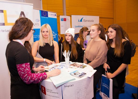 Junge Frauen werden über Möglichkeiten in technischen Berufen informiert.