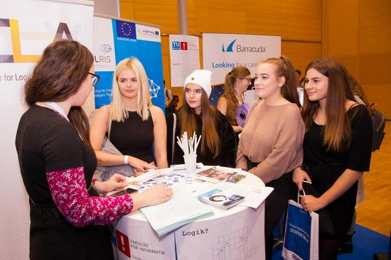 Junge Frauen werden über Möglichkeiten in technischen Berufen informiert.