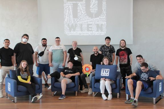 Gruppenbild TUW-Lehrlinge mit ihrem Coach.