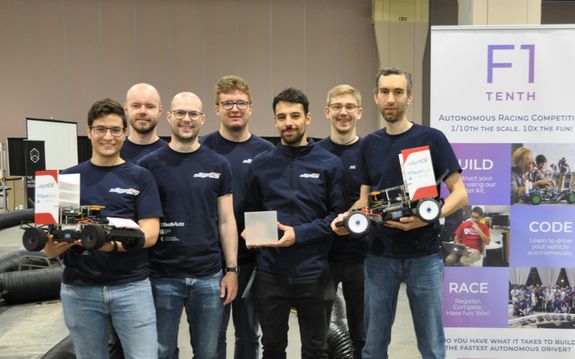 Sieben Personen mit Autos und einem Preis