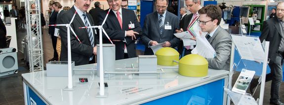 EU-Kommissar Maros Sefcovic (2.v.l.) am TU-Messestand