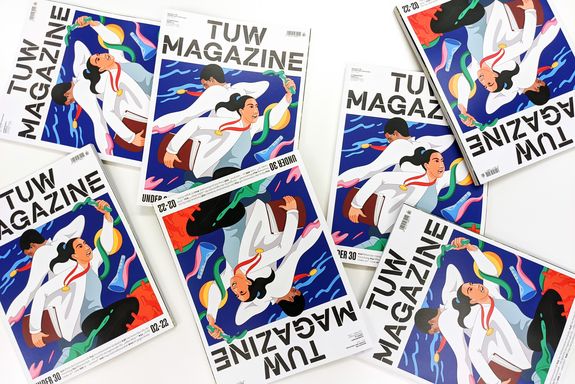 Mehrere auf einen Tisch liegende TUW.Magazine.