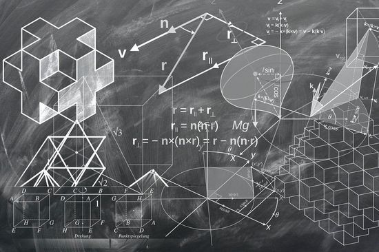 Diverse geometrische Formen, Vektoren und Formeln stehen auf einer Tafel.