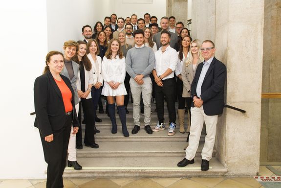 [Translate to English:] Gruppenfoto der Klasse im Stiegenhaus
