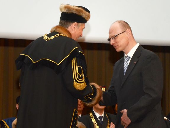 Prof. Franz Winter (rechts) erhält die Medaille „Georgius Agricola“ vom Rektor Prof. Ivo Vondrak Prof. Franz Winter (rechts) erhält die Medaille „Georgius Agricola“ vom Rektor Prof. Ivo Vondrak
