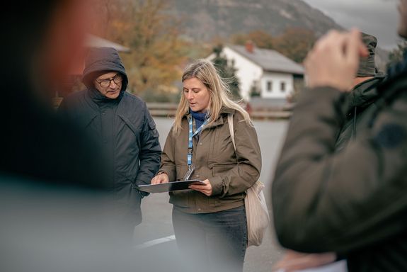 Person erklärt etwas auf Tablet.