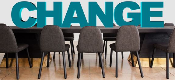 Ein Konferenztisch über dem das Wort "Change" steht
