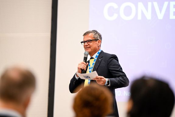 Rektor mit Mikro groß