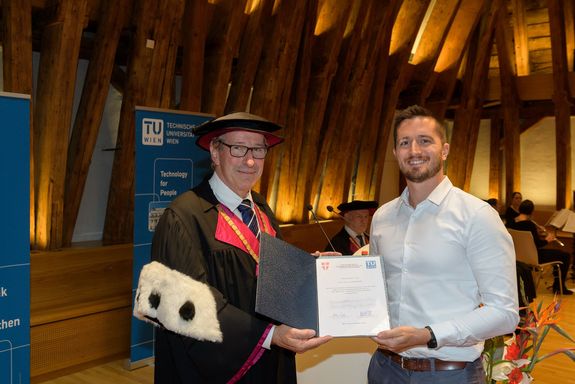 Übergabe Urkunde von Vizerektor Kurt Matyas an Jan Gospodaric