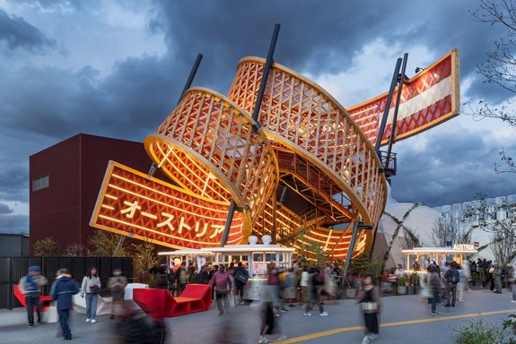 Große Kunstinstallation in Form eines Notenblattes, am Ende eine Österreichfahne