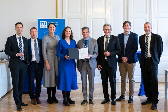 Gruppenfoto: Thorsten Schumm, Andrei Pimenov Dekan Physik, Jasmin Gründling-Riener VRin Lehre, Honorarprofessorin Stefanie Barz, Rektor Jens Schneider, Kurt Matyas, Tim Langen und Wolfgang Kastner VR Digitalisierung und Infrastruktur