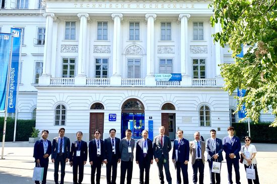 Gruppenbild Europe Korea Conference 2025 vor TUW Gebäude