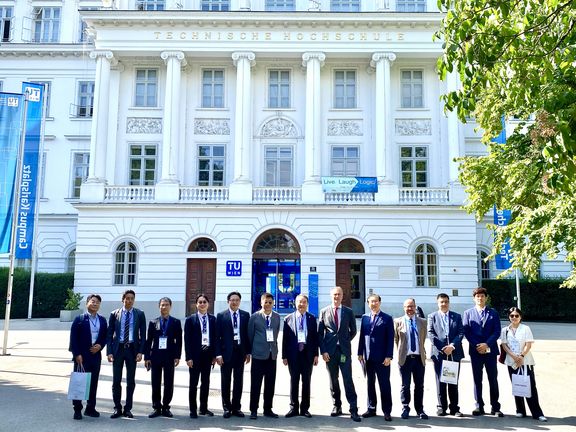 Gruppenbild Europe Korea Conference 2025 vor TUW Gebäude