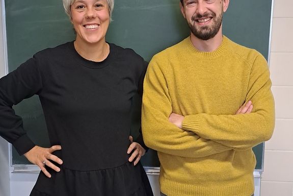 [Translate to English:] Zwei Personen im Büro