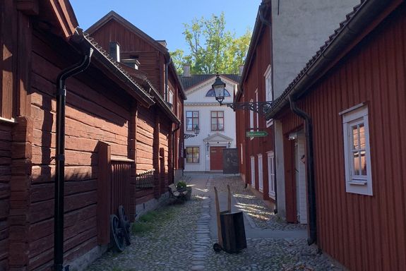 Gasse mit Holzhäusern