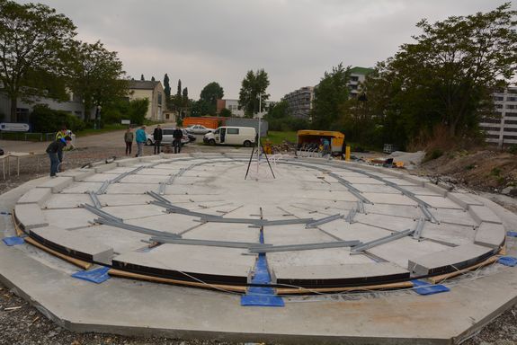 Die Form wird mit Beton ausgegossen.