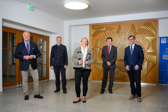 Die Kooperationspartner von links nach rechts: Dr. Ernst Pius Forsthuber (Stiftungsbeirat), Prof. Andreas Werner (TUW), Dr. Ilse Korenjak (Stiftungsvorstand), Prof. Bernhard Geringer, Prof. Hermann Hofbauer (beide TUW). © TU Wien, Matthias Heisler
