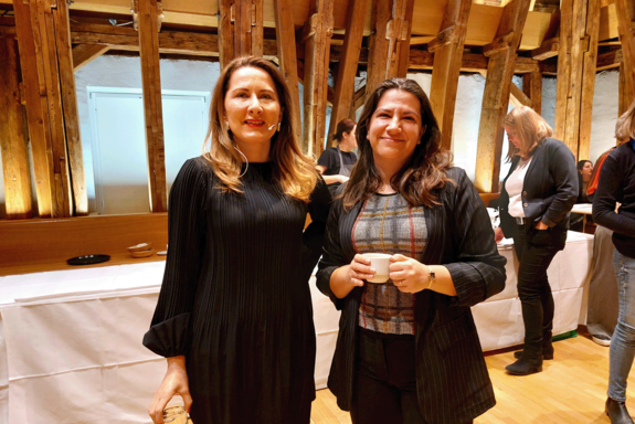 Nina Bauregger und Dora Zagorac nebeneinander im Kuppelsaal.