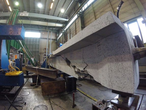 Mit hydraulischen Pressen wird der Beton belastet bis er bricht.