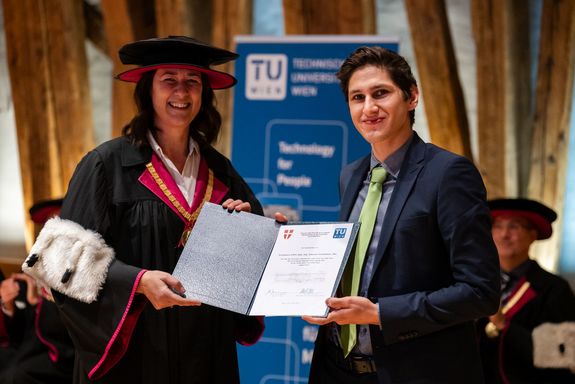 Übergabe Diplom Jasmin Gründling-Riener, Vizerektorin Lehre, und Johannes Schabbauer