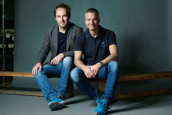 zwei Männer sitzend mit Blick zur Kamera