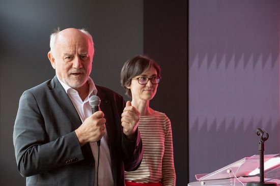Vizerektor Eberhardsteiner und Bibliotheksdirektorin Beate Guba bei der Eröffnung des Data Visualisation Space Davis