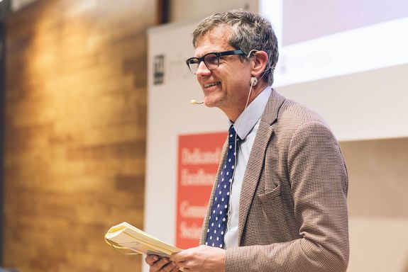 [Translate to English:] Rektor Jens Schneider bei seiner Begrüßungsrede beim TU Wien Informatics Award.