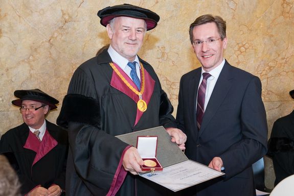 Christoph Scharff mit Dekan Josef Eberhardsteiner