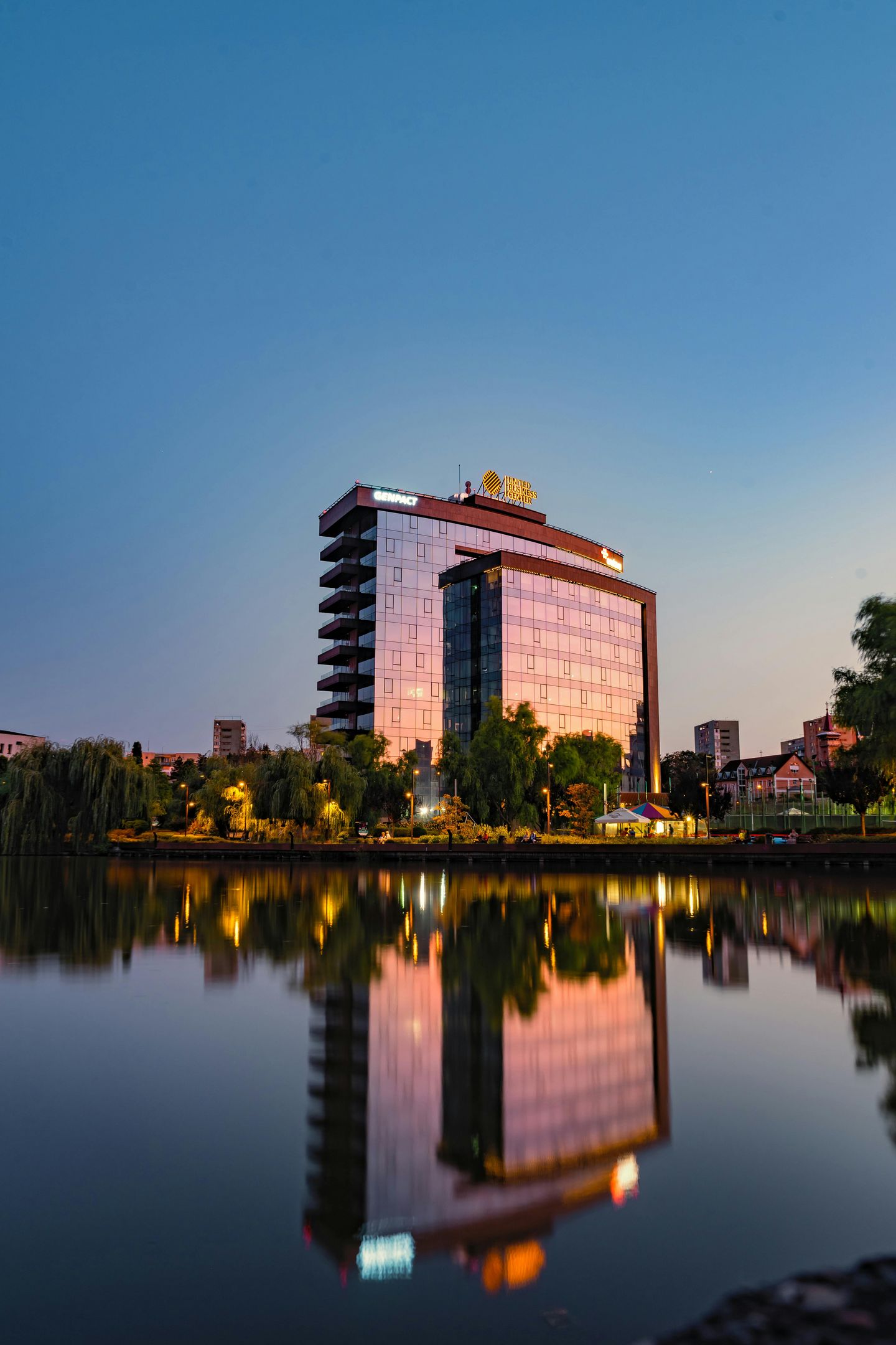 Hotel am Wasser mit Spiegelung