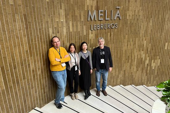 Das Foto zeigt vier Personen auf einer Treppe unter dem Schriftzug "MELIA LEBREROS".