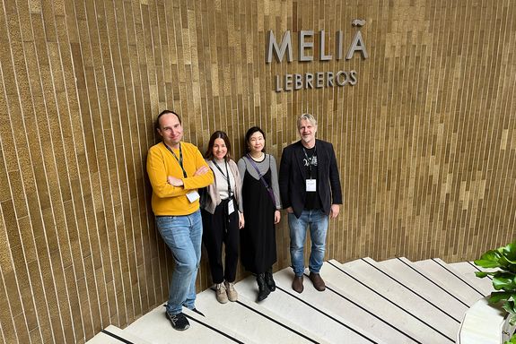 The photo shows four people on a staircase under the words “MELIA LEBREROS”.