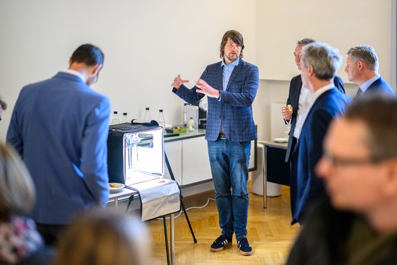 Person zeigt Demonstrator her