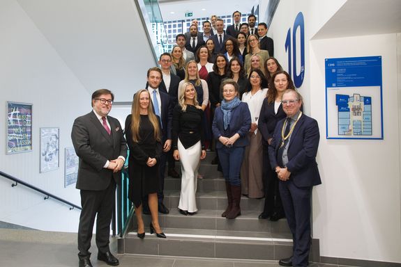 [Translate to English:] Gruppenfoto der Alumni des MSc Immobilienmanagement & Bewertung