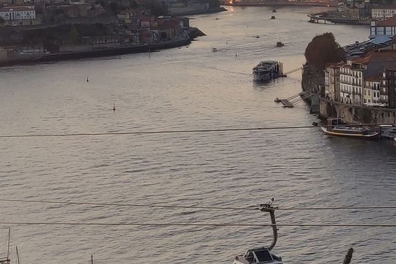 Blick auf Stadt und Fluss