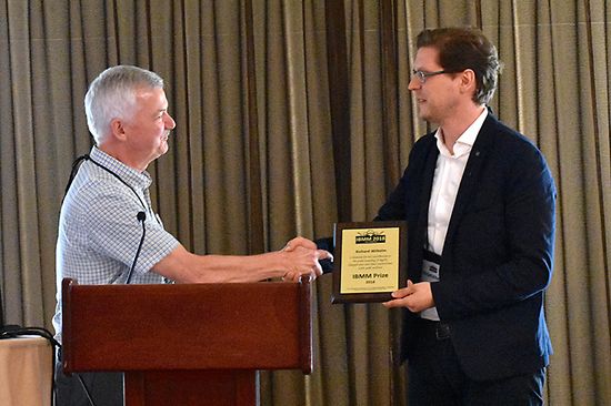 Prof. Robert Elliman übergibt den Preis an Richard Wilhelm (rechts).
