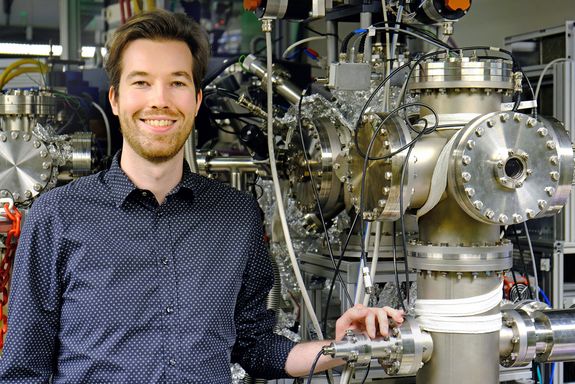 Paul Szabo im Labor, vor Geräten und Kabeln