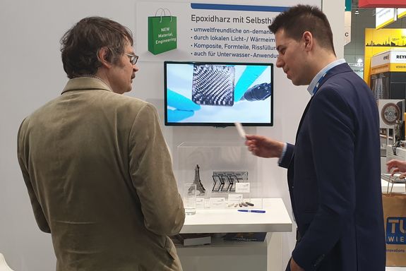Daniel Grunenberg (TU Wien) explains the new "Epoxy resin" technology to a customer.