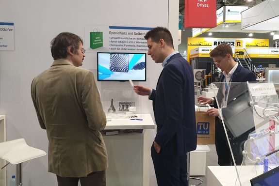 Daniel Grunenberg (TU Wien) explains the new "Epoxy resin" technology to a customer.