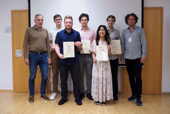 Gruppenfoto Verleihung Early Student Award: Von links nach rechts: P. Szmolyan, A. Zach, D. Mayr, B. Fegerl, J. Lin, I. Hornik, M. Pinsker