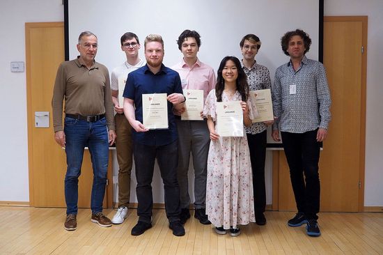 Gruppenfoto Verleihung Early Student Award: Von links nach rechts: P. Szmolyan, A. Zach, D. Mayr, B. Fegerl, J. Lin, I. Hornik, M. Pinsker