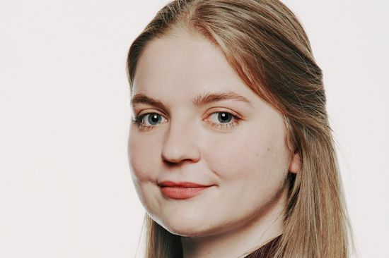 [Translate to English:] Porträt von Sara Neuburg